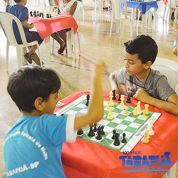 Torneio de xadrez reúne mais de cem estudantes em escola da zona