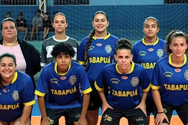 Equipe feminina de futsal vence amistoso