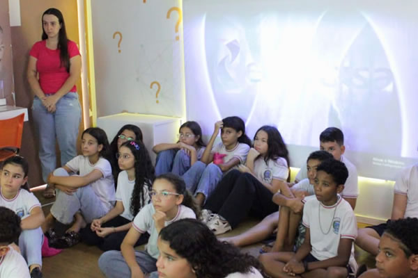 Atividade educativa na unidade móvel da EnergisaEscola Zilda Soares