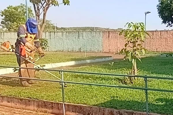 Prefeitura realiza serviços de limpeza urbana dos espaços públicos