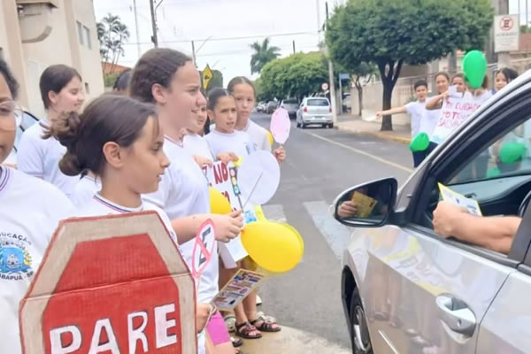 Alunos promovem conscientização sobre segurança no trânsito